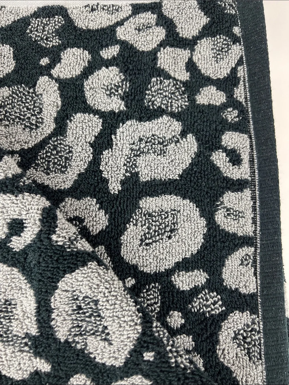 DKNY Bath Towels Black and Gray Bold Leopard Print 100% Cotton 2 Pc NEW